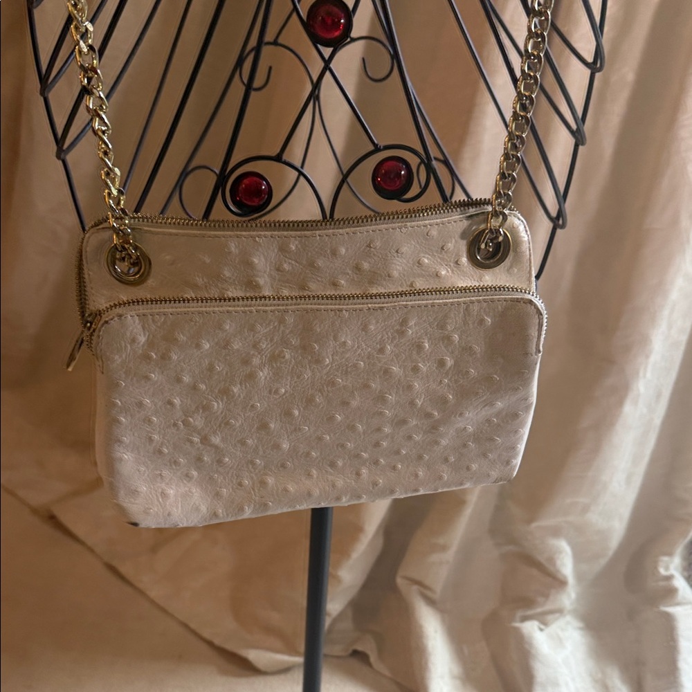 Valentina Cream Ostrich-Effect Crossbody with Gold Chain. Made in 🇮🇹 iItaly